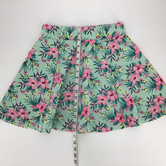 Divided H&M Hibiscus Patterned Skater Skirt, Small - Picture 13 of 16